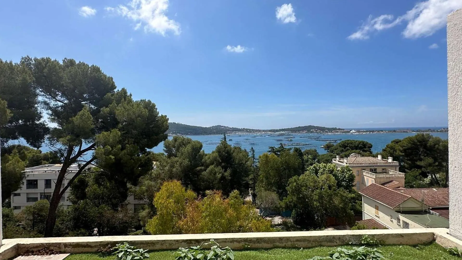 Superbe Vue Mer, Au Dernier Etage Avec Ascenseur, Residence Avec Piscine contacts
